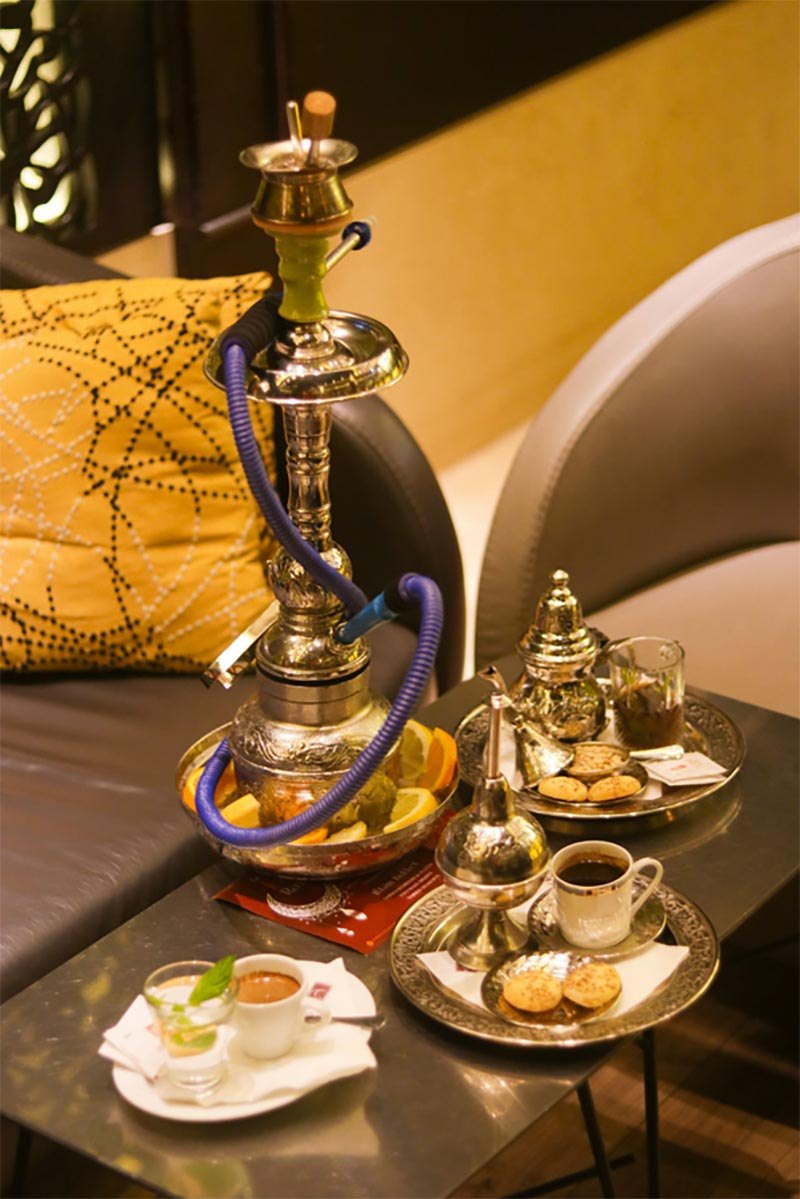 Plateaux d'argent avec café turc et thé à la menthe dans le salon de Gaya